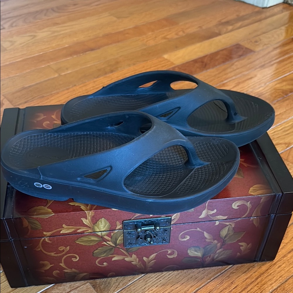 Oofos Recovery Flip Flops
